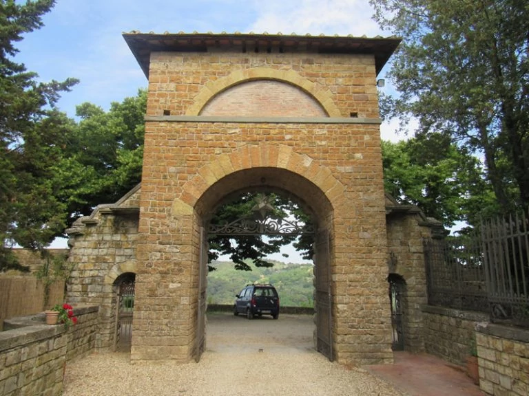 Sabbiatura delle mura di castello medievale a Empoli